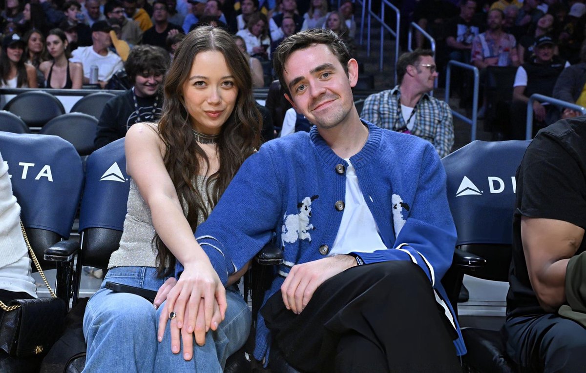Laufey with her boyfriend Charlie Christie at the Lakers game đź’•